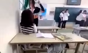 Nữ sinh lớp 10 tát bạn ngay trong lớp vì nghi bị nói xấu, mang cả chích điện ra dọa