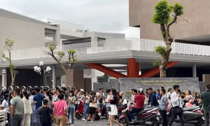 Hà Nội: Phụ huynh vây kín cổng trường vì lo con không được học gần nhà