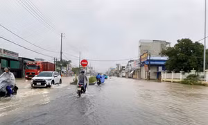 Học sinh một tỉnh miền Trung phải nghỉ học hôm nay do mực nước lũ tăng nhanh