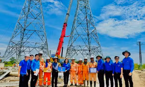 Bí thư Đoàn Khối Doanh nghiệp T.Ư thăm công nhân thi công đường dây 500kV mạch 3
