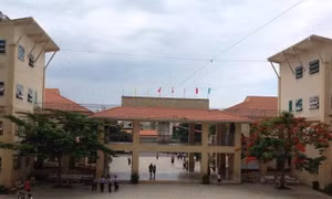 Học sinh lớp 7 ở TP.HCM rơi lầu đa chấn thương, lý do "bạn trai lớp 9 chia tay để ôn thi"?