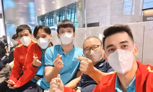Đội tuyển Việt Nam tới Ả Rập Xê-út: Văn Toàn, Tiến Linh than mệt, Hải Quế lại rất vui vẻ
