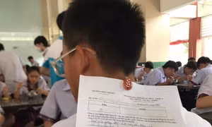 Nam sinh đạt điểm 10 có hành động cực lầy lội khiến cả lớp không thể nhịn cười