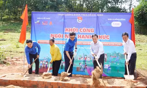 Bí thư Thứ nhất T.Ư Đoàn thực hiện nghi lễ khởi công Ngôi nhà hạnh phúc tại Kon Tum