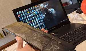 Nguy cơ xảy ra cháy nổ nguy hiểm từ pin laptop bị phồng, dễ gây tai nạn nghiêm trọng