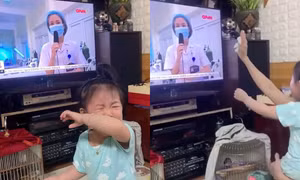 Thấy mẹ xuất hiện trên TV, bé gái có mẹ đang đi chống dịch ở Bắc Giang khóc nức nở đòi bế