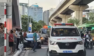 Người đàn ông nhảy từ ga đường sắt trên cao xuống đường, rơi trúng ô tô 