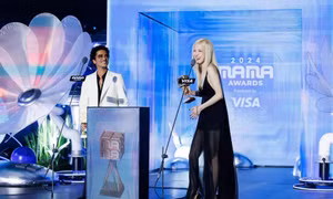 Bruno Mars khiến fan phấn khích với "bàn tay lịch thiệp" dành cho Rosé BLACKPINK