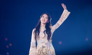 Concert kỷ niệm 15 năm của IU gây sốt với giá "hạt dẻ" nhưng chất lượng "miễn chê"