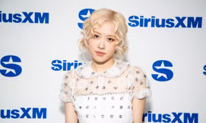 Rosé BLACKPINK tới SiriusXM Studio, chưa ra nhạc đã năng nổ chạy lịch quảng bá