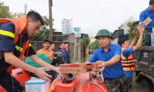  Thanh niên tình nguyện giúp người dân khắc phục hậu quả mưa lũ 