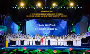 Nghệ An tuyên dương học sinh, giáo viên xuất sắc 