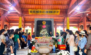 Từng dòng người về tọa độ lửa Truông Bồn