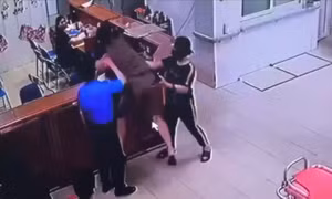 Clip người đàn ông hành hung nhân viên y tế ngay tại Khoa Cấp cứu