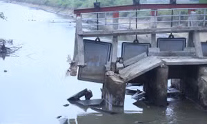 Cận cảnh nhiều cầu ngăn mặn ở Nghệ An bị sập, gãy đổ