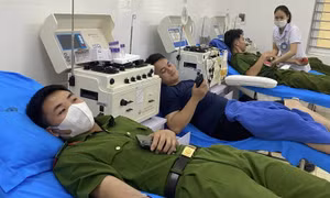 6 cán bộ công an kịp thời hiến máu cứu bệnh nhân nguy kịch