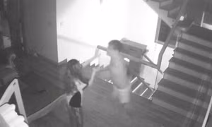 Vợ nhảy từ ban công tầng 2 xuống đất nghi bị chồng bạo hành