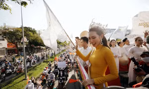 Khoảnh khắc ngày trở về của Hoa hậu Thùy Tiên: Điểm 10 nàng hậu thân thiện và chiều fan