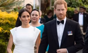 Harry tuyên bố viết hồi ký “không phải với tư cách Hoàng tử”, rồi vẫn ký tên là Công tước