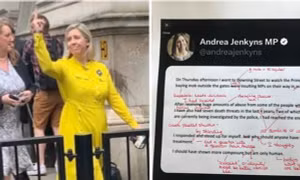 Bài đăng của tân Bộ trưởng Giáo dục Anh bị cô giáo sửa gần 20 lỗi, còn nhắn nhủ điều này