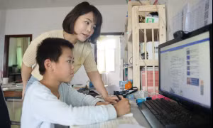Con trai xếp thứ 4 trong lớp mà bố mẹ vẫn mắng là không biết cố gắng, dân mạng ấm ức thay