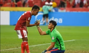 Trận bán kết "điên rồ" ở AFF Cup: Xem tiền đạo Singapore làm thủ môn, bắt bóng vẫn “chất”