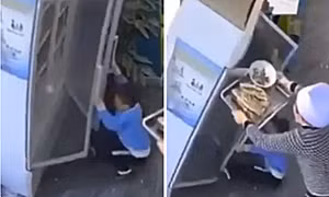 Đang bê khay thức ăn, anh phục vụ phản ứng xuất thần khi thấy tủ lạnh đổ vào người cậu bé