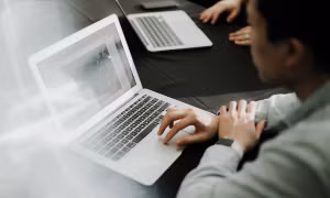 Chuyện hy hữu: Nhà chức trách không mở được email bảo lãnh liền giam người thêm 3 năm