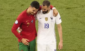 Là đối thủ trong trận đấu, nhưng Cristiano Ronaldo và Karim Benzema hành động “đẳng cấp”