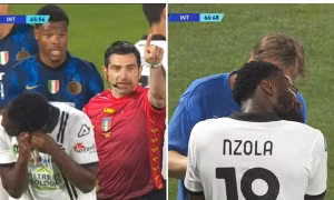 Cầu thủ được thay vào sân, 10 phút sau lại bị thay ra vì không tháo nổi chiếc khuyên tai