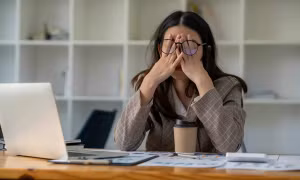 Cô gái “hóa đá”, bất động và không ăn uống vì bị sếp mắng, khiến gia đình sợ hãi