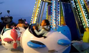 Cậu bé “biến mất” khi đang chơi vòng quay tại công viên Malaysia, chuyện gì đã xảy ra?