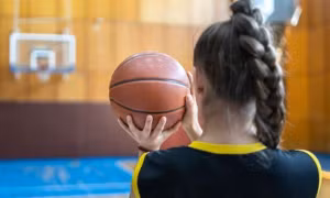 Huấn luyện viên bóng rổ của trường trung học Mỹ bị “treo giò” chỉ vì giúp đội thắng đậm