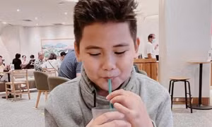 Thấy bạn cùng lớp không có tiền ăn sáng, cậu bé 11 tuổi lén cho bạn tiền suốt cả năm trời