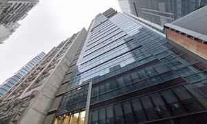 Người phụ nữ ở Hong Kong nhảy từ tầng 33, trúng một người đang đi trên vỉa hè