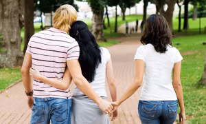 CLB giảm 50% dịp Valentine nếu khách đưa cả vợ và “tiểu tam” tới, dân mạng bình luận cực hài