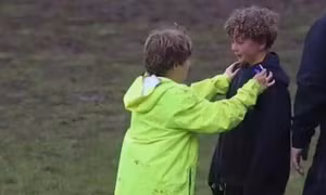 Ai cũng cần người bạn thế này: Cậu bé an ủi đồng đội đang khóc, người lớn cũng cảm phục