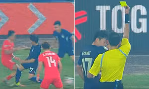 Cầu thủ ĐT Thái Lan đạp lên chân Ngọc Quang, vì sao trọng tài chỉ phạt thẻ vàng?