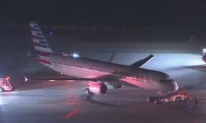 Hành khách hoảng loạn vì máy bay đang chạy trên mặt đất thì đâm vào xe buýt ở sân bay Mỹ