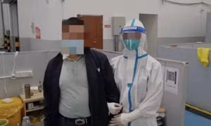 Một gia đình Trung Quốc nói dối lẫn nhau về nơi ở, rồi tình cờ gặp nhau theo cách khó tin