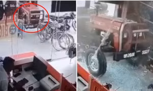 Ấn Độ: Chiếc máy kéo đang đỗ bỗng tự khởi động, lao vào cửa hàng
