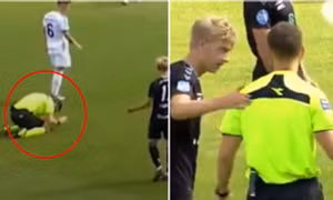 Vị trọng tài chân thực nhất thế giới: Gục mặt thất vọng với chính mình, cầu thủ phải an ủi