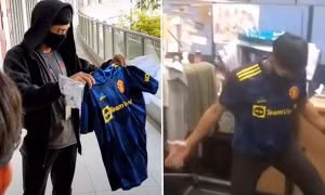 Được học trò tặng áo Manchester United, thầy giáo Singapore phản ứng chứng tỏ "fan cứng"