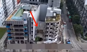 Ngôi nhà "mắc kẹt" giữa hai tòa chung cư cao tầng chỉ vì chủ nhà không chịu bán