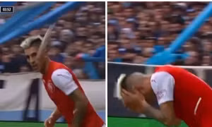 Khoảnh khắc khó tin trong bóng đá: Cầu thủ đang đá thì bị một con cá sống văng trúng mặt