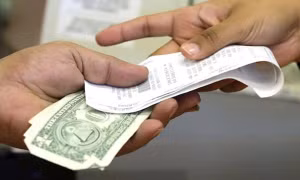 Mỹ: Vào cửa hàng giá rẻ, hai phụ nữ muốn mua phiếu quà tặng bằng tờ tiền 1 triệu đôla