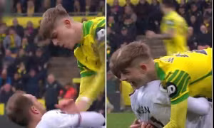 Cầu thủ ở Ngoại hạng Anh nổi nóng khi bị kéo ngã, thay đổi hẳn thái độ khi nhận ra đối thủ