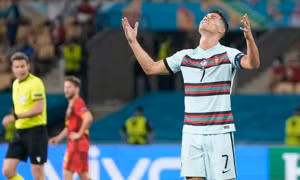 Trong 3 tháng, Cristiano Ronaldo 2 lần ném băng đội trưởng khi thất vọng, có đáng trách?