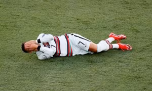 Khán giả thắc mắc khi Cristiano Ronaldo nằm lăn trên sân: "Va chạm tay nhưng sao ôm mặt?" 