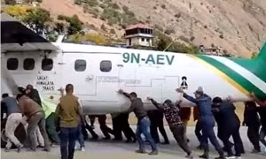 Máy bay bị nổ lốp ở Nepal, hành khách và nhân viên sân bay phải cùng nhau ra đẩy